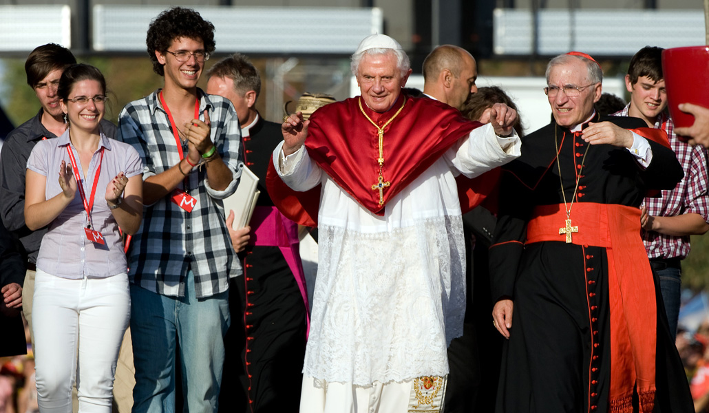 Benedicto XVI, con el cardenal Rouco y un grupo de jóvenes, llega a la madrileña Puerta de Alcalá para la JMJ de Madrid 2011