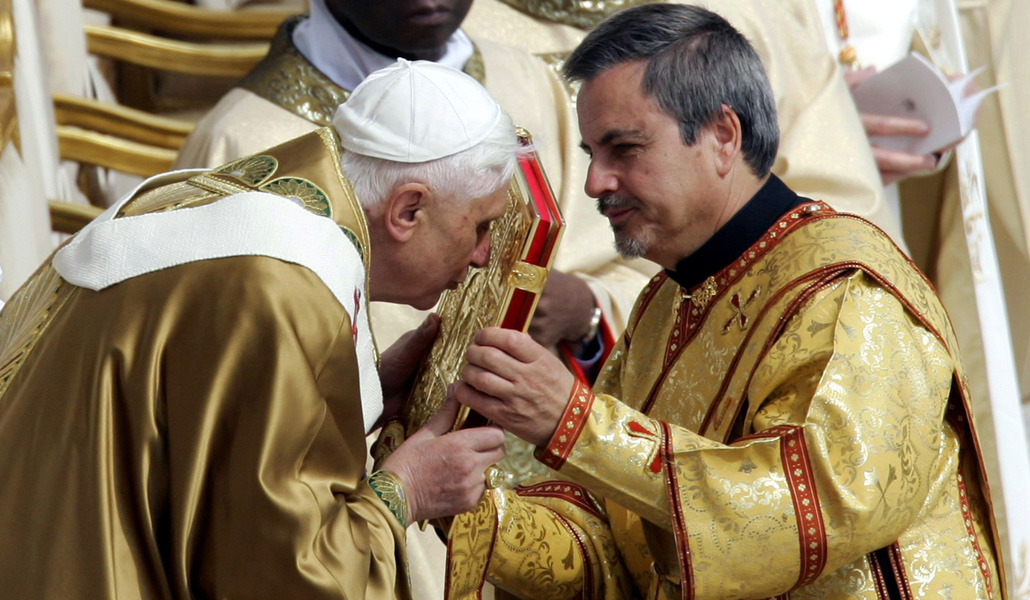 Benedicto XVI besa el libro de los Evangelios, en la Misa de su inicio de pontificado, el 24 de abril de 2005.