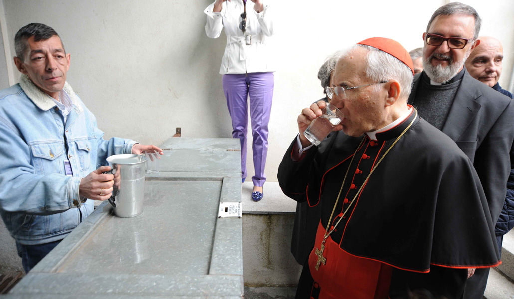 El cardenal Rouco bebe agua en la Ermita del Santo