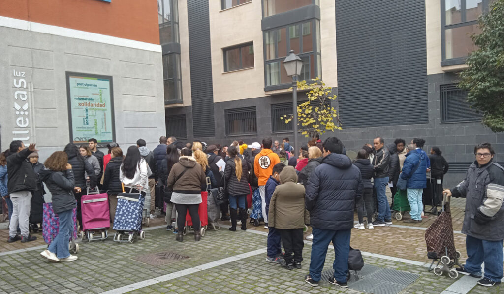 Cola de gente en busca de alimentos en una parroquia de Madrid