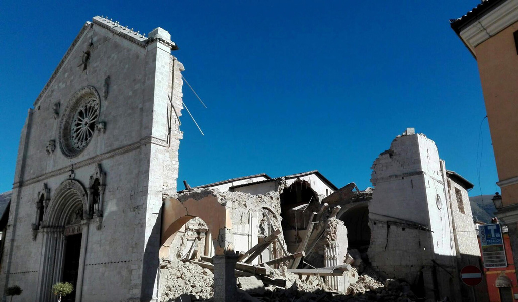 La basílica de San Benito en Nursia, en la región de Umbría, fue destruida casi por completo a causa del seísmo