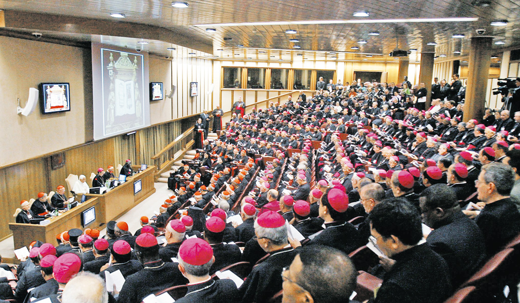 Un momento de la sesión inaugural del Sínodo sobre la Palabra de Dios, presidida por el Papa Benedicto XVI, en el Aula sinodal