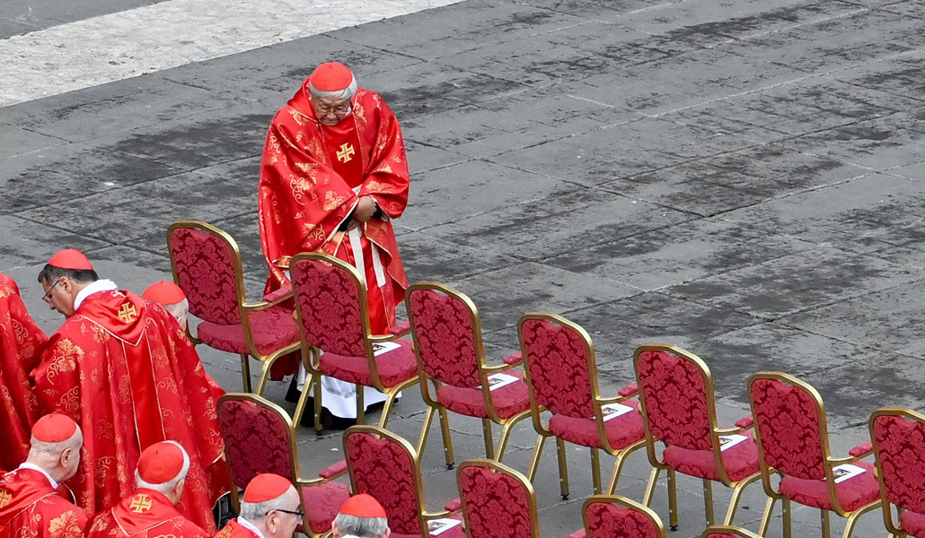 El cardenal Zen en el funeral de Benedicto XVI