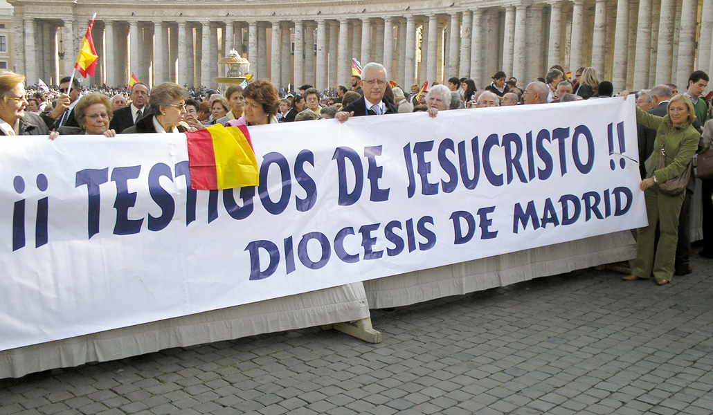 El cartel que exhibieron en la plaza de San Pedro, el 28 de octubre, los miembros del grupo de la diócesis de Madrid