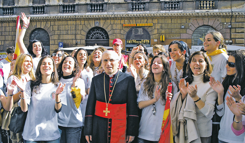 El cardenal Rouco, después de la Misa celebrada en la basílica de San Lorenzo in Damaso, la víspera de las beatificaciones, junto a un grupo de jóvenes participantes