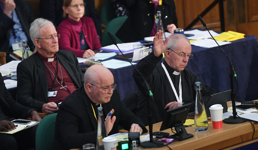 Welby durante una votación en el marco del Sínodo General de la Iglesia de Inglaterra, el 9 de febrero