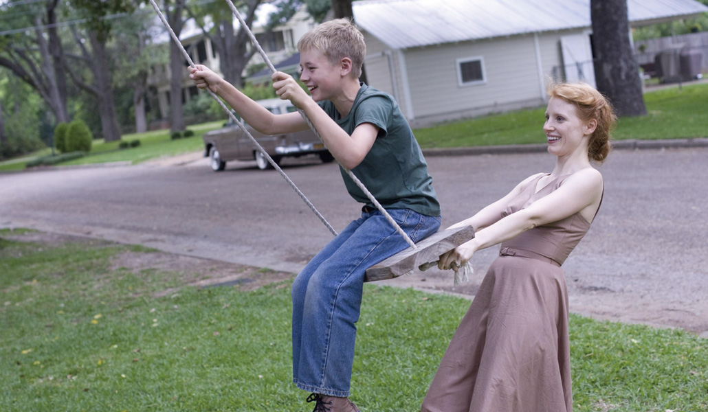 Hunter McCracken (Young Jack) y Jessica Chastain (Mrs. O'Brien), en 'El árbol de la vida'