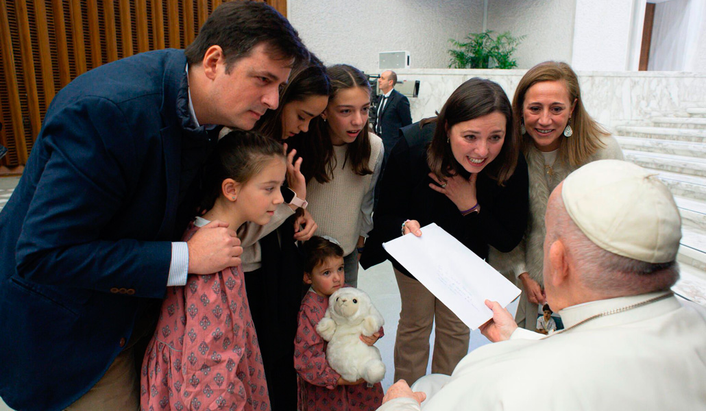 El Papa se encuentra con la familia española con la que comparte apellido -  Alfa y Omega