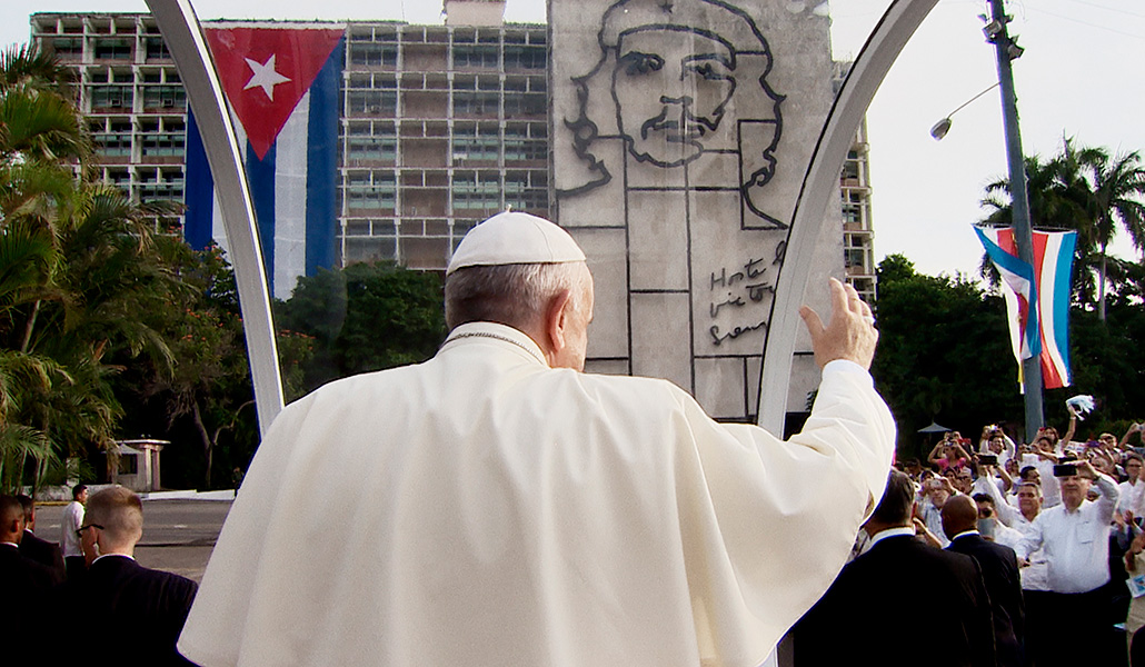 Francisco a su llegada a la plaza de la Revolución de La Habana en 2015