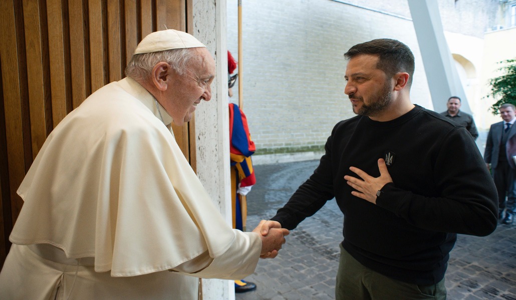 Francisco ha recibido a Zelenski en la puerta lateral del Aula Pablo VI
