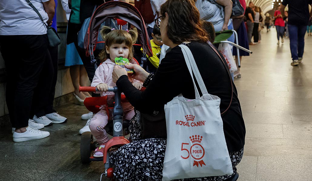 Una mujer alimenta a una niña, mientras se esconden con otros residentes locales dentro de una estación de metro durante una alerta de ataque aéreo, en medio del ataque de Rusia contra Ucrania, en Kiev, Ucrania, en junio de 2023