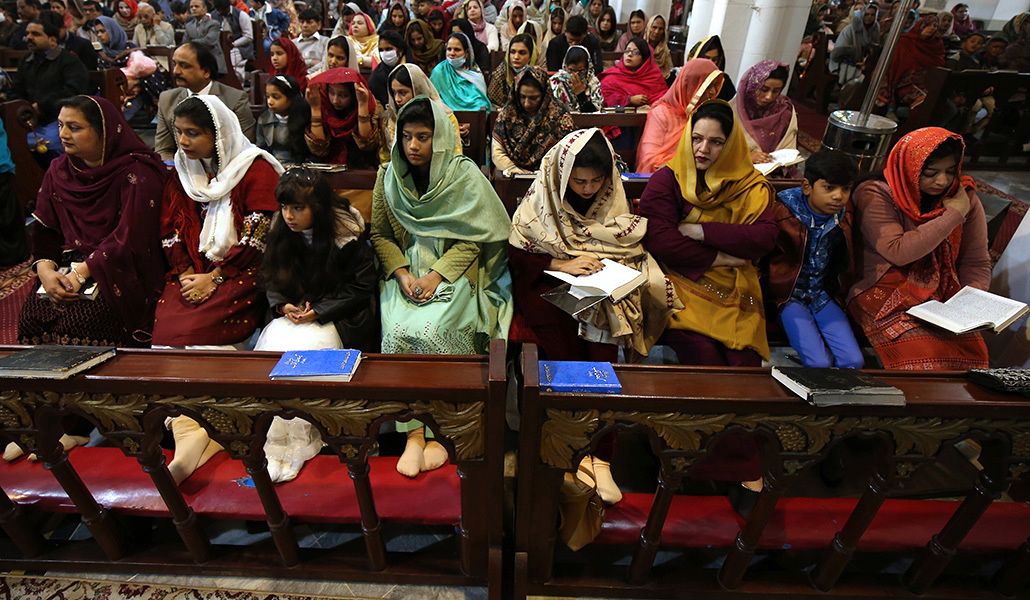 Fieles católicos de Pakistán en oración durante una eucaristía