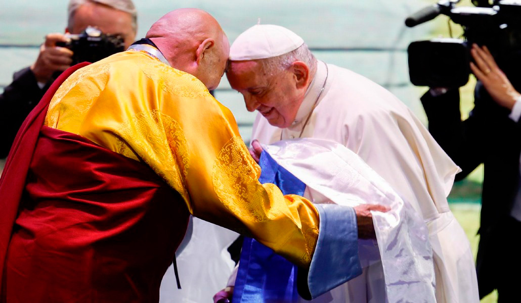 El Papa recibe la banda de uno de los líderes budistas en señal de respeto
