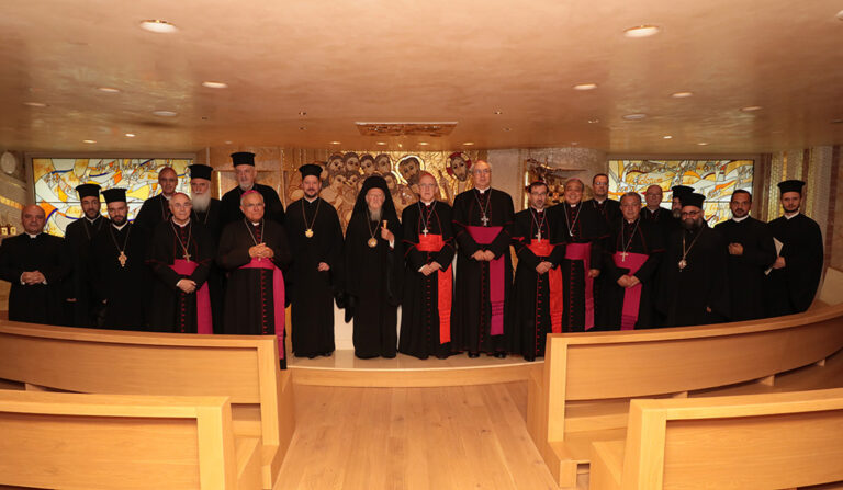 La delegación del Patriarcado de Constantinopla posa con los obispos españoles en la capilla de la CEE