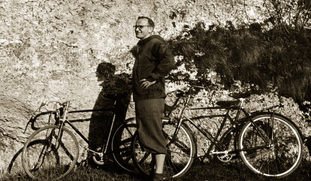 Joven Karol Wojtyla con una bicicleta