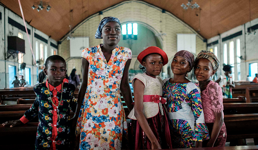 niños en una iglesia de Nigeria