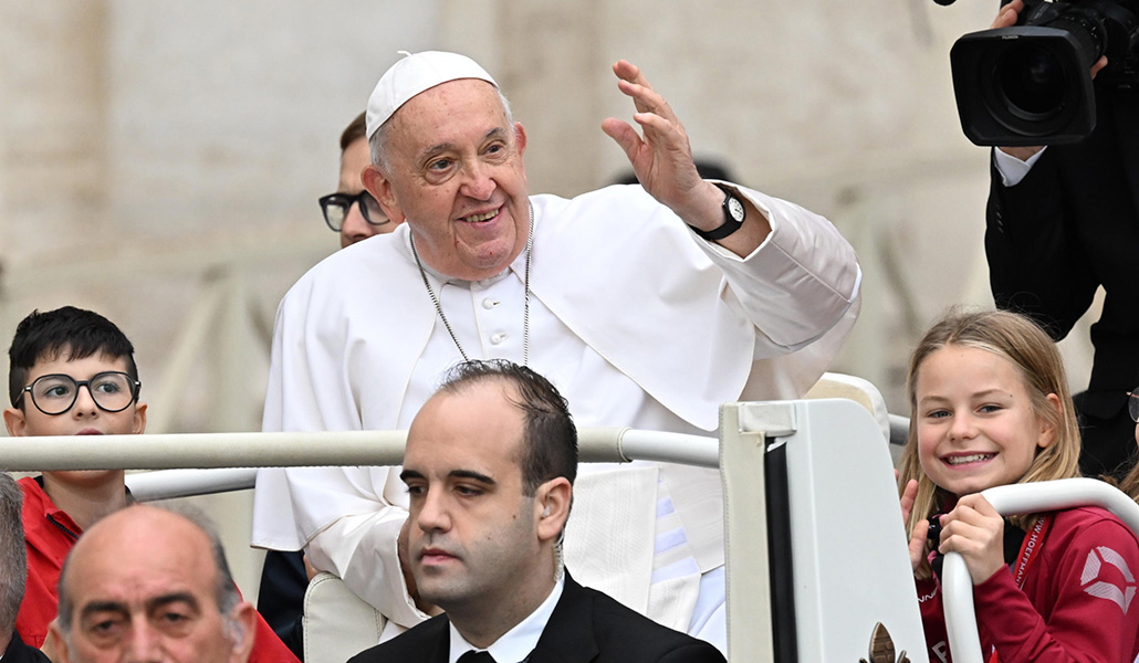 El Papa Francisco a su llegada a la plaza de San Pedro para presidir la audiencia general