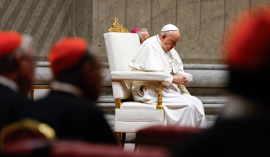 El Papa en la basílica de San Pedro durante su oración por la Paz en Tierra Santa