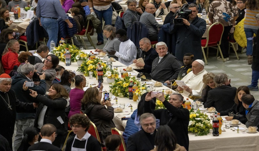 Francisco ha almorzado en el Aula Pablo VI en compañía de decenas de personas necesitadas, migrantes y refugiados