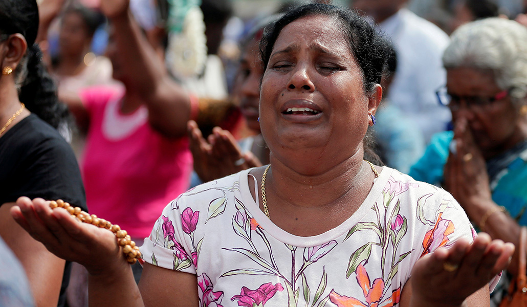 Una mujer llora en el exterior de la iglesia de San Antonio, en Colombo, Sri Lanka, tras un atentado