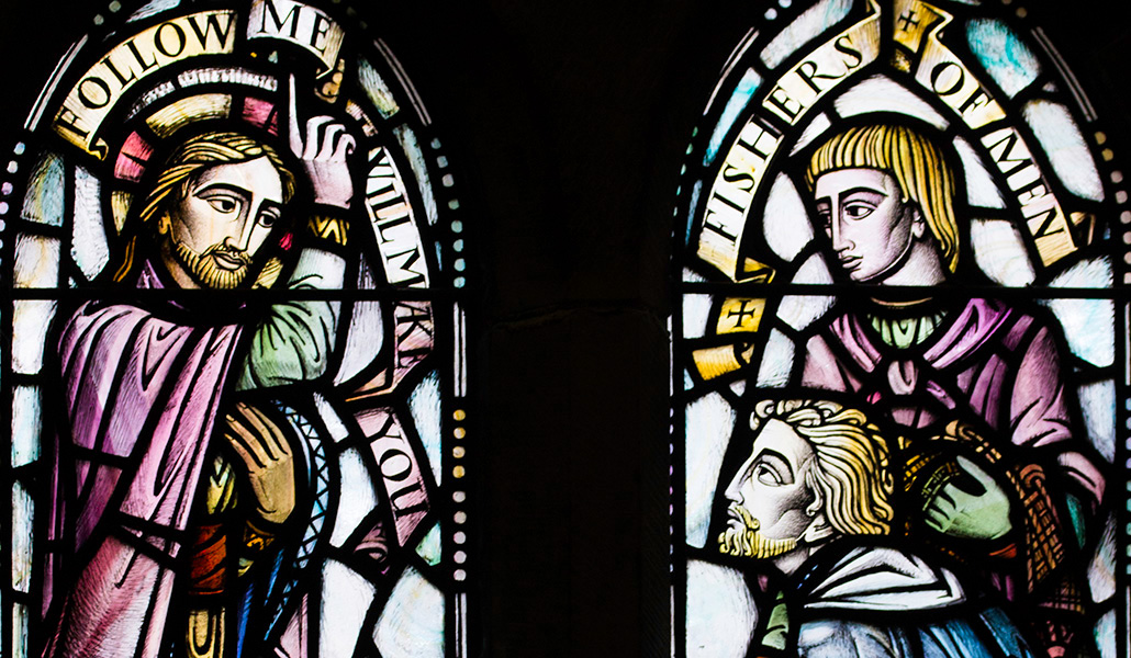 Jesús llama a Simón y Andrés. Vidriera de la iglesia de Todos los Santos, en St Andrews, Escocia