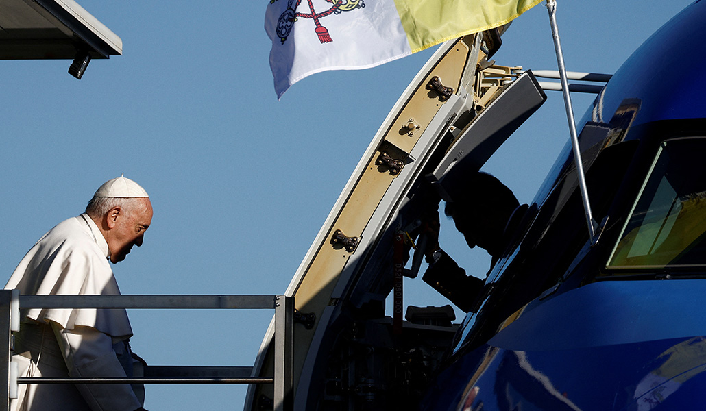 El Papa Francisco accede al avión en uno de sus viajes