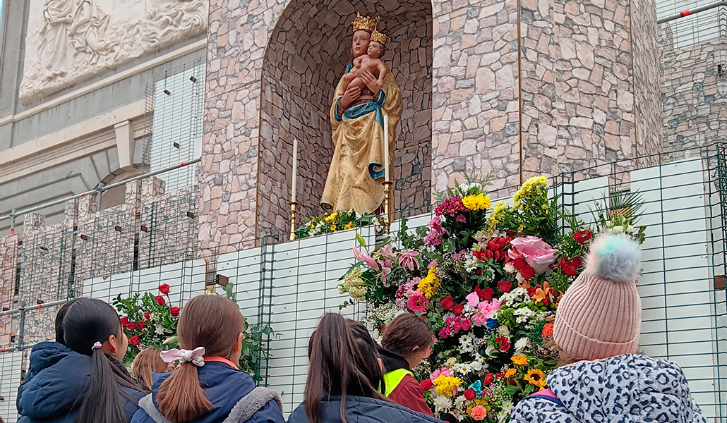 Ofrenda de flores a la Virgen de la Almudena