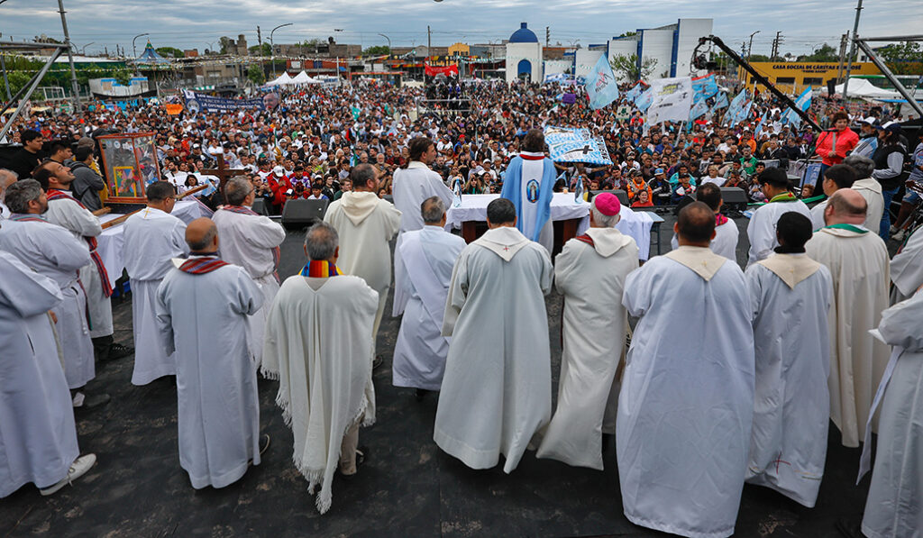 Misa en Ciudad Evita para promover que el Pontífice viaje a su país natal