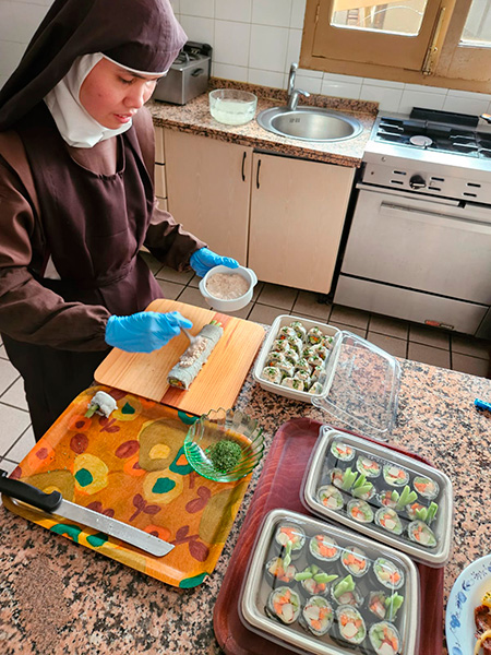 Una religiosa durante la elaboración del sushi