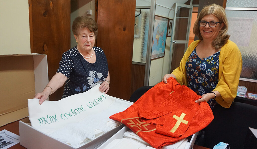 Dos costureras de Nules muestran una casulla y un mantel de altar realizados para las misiones