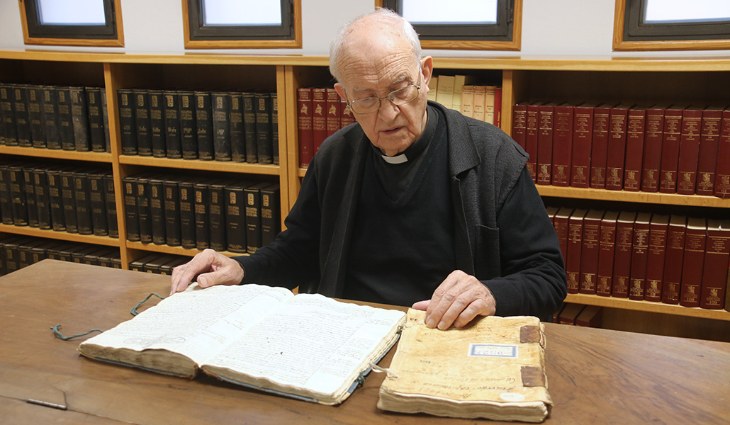 Manuel Pérez Recio con algunos de los documentos históricos que custodia el archivo