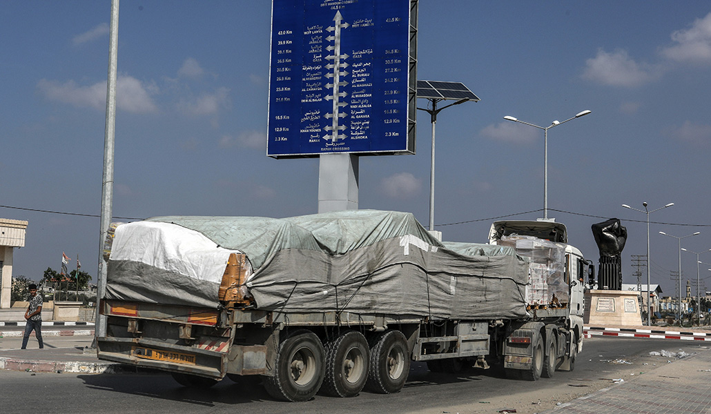 Un camión con ayuda humanitaria entra en la Franja de Gaza a través de Rafah