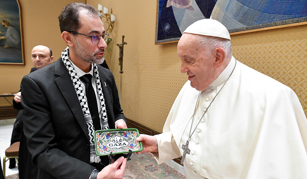 Mohammed Halalo regala un recuerdo al Papa Francisco durante su reunión en el Vaticano, el pasado 22 de noviembre.