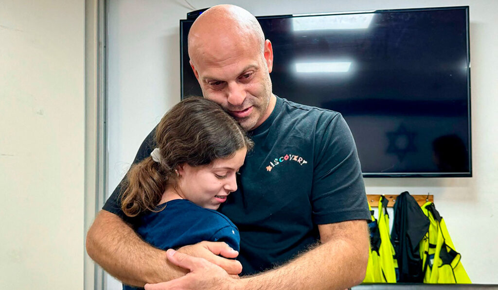 Yair Rotem abraza su sobrina Hila tras su liberación el pasado 26 de noviembre