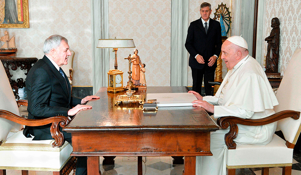 El presidente de Irak, Abdul Latif Jamal Rashid, conversa con el Papa el 18 de noviembre