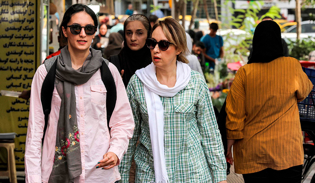 Mujeres por Teherán sin hiyab