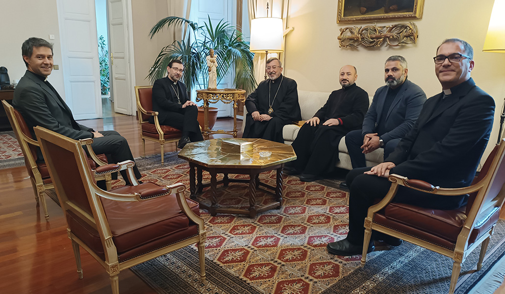 El cardenal Cobo y el arzobispo Barsamian (segundo y tercero por la izquierda) durante la reunión junto a representantes de la Iglesia apostólica armenia y de la archidiócesis de Madrid.