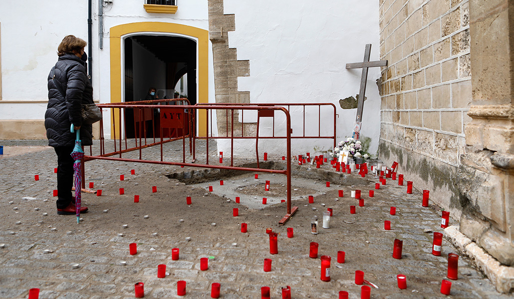 Cruz de madera que sustituye a la cruz de los caídos, que fue retirada, en Aguilar de la Frontera, Córdoba, en enero de 2021