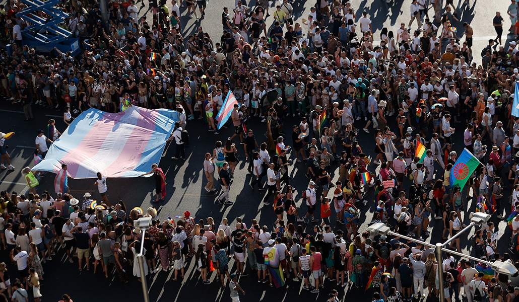 Bandera trans durante la manifestación por el Orgullo LGTBI, en Madrid (España)