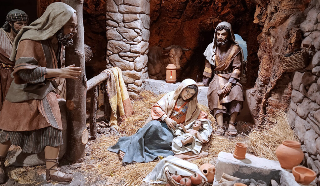 Detalle de la Natividad, con las figuras principales y el pastor en el margen izquierdo hechas 'a palillo'