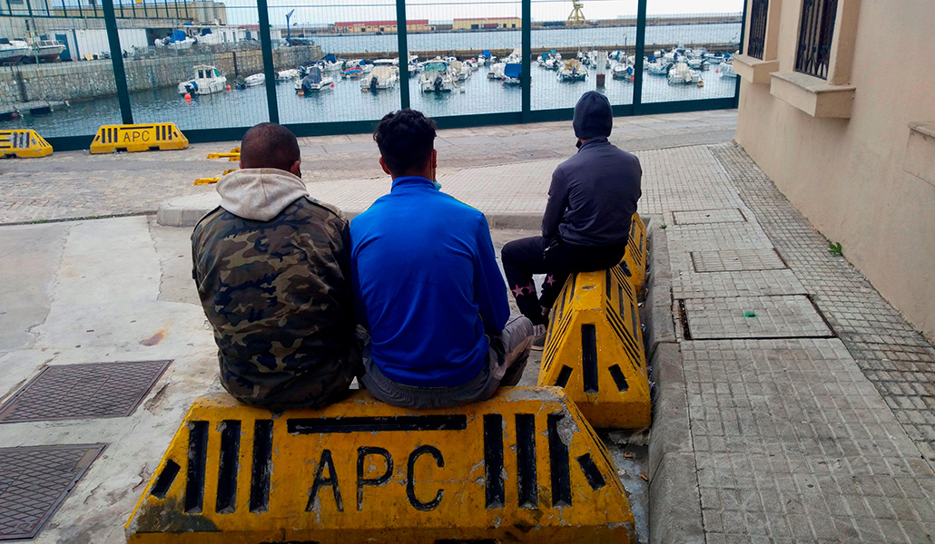 Jóvenes migrantes en los alrededores del puerto de Ceuta