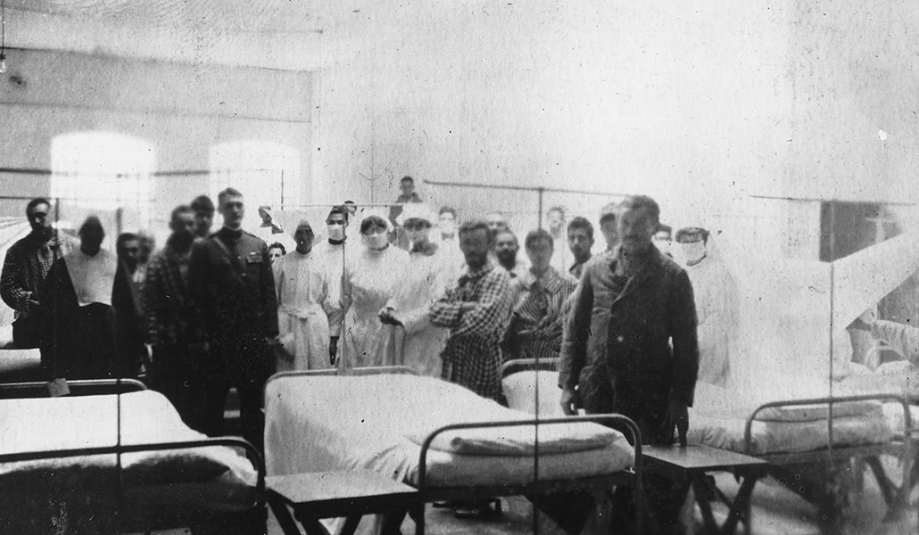 Enfermeras monjas y laicas con soldados en un hospital en Italia durante la Primera Guerra Mundial