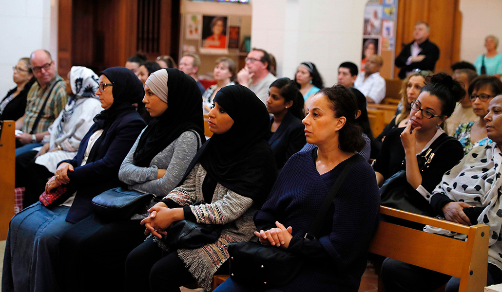 Fieles musulmanes sentados mientras asisten a una misa en homenaje al sacerdote Jacques Hamel en la iglesia de Saint-Leu – Saint-Gilles Bagnolet, cerca de París, el 31 de julio de 2016
