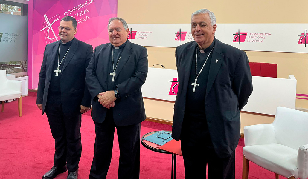 El obispo auxiliar de Canarias, Cristóbal Déniz, el obispo de Canarias, José Mazuelos y el obispo de Tenerife, Bernardo Álvarez, en la sede la Conferencia Episcopal Española