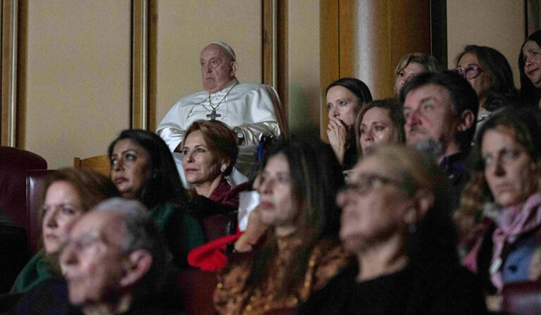 El Papa Francisco durante la proyección
