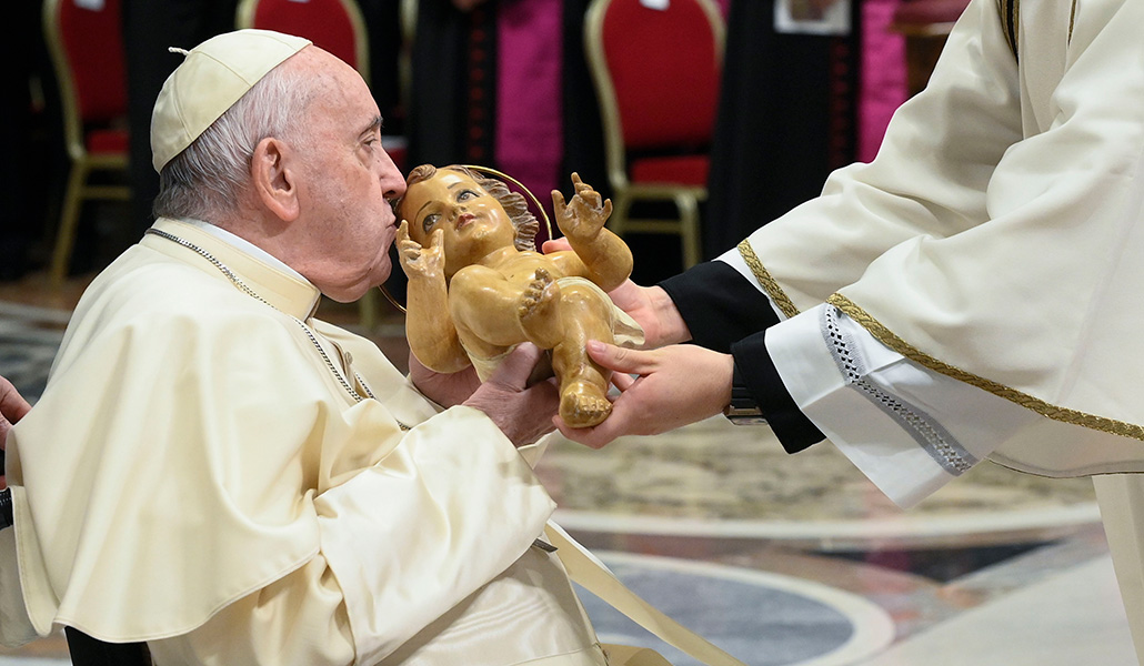 El Papa Francisco besa la imagen del Niño Jesús, al finalizar la Misa del Gallo, en la basílica de San Pedro del Vaticano, en 2022