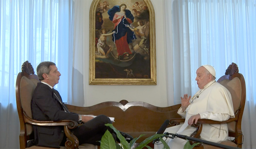 El Papa Francisco durante la entrevista con el director del Telegiornale de la cadena de la televisión pública italiana Rai 1, Gian Marco Chiocci