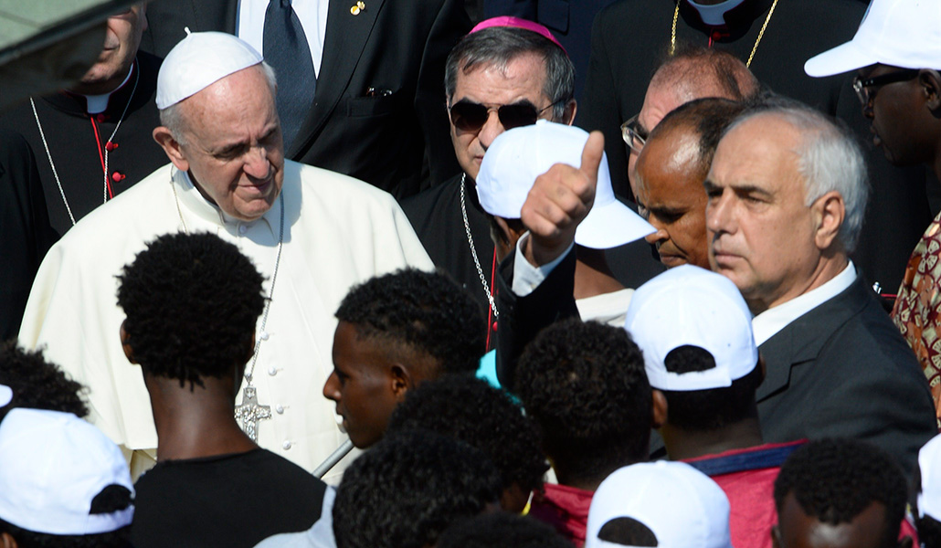 El Papa Francisco con un migrantes en Lampedusa, en julio de 2023