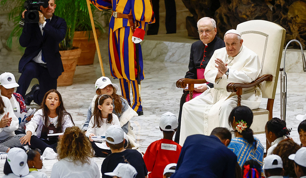 Papa con niños por la paz