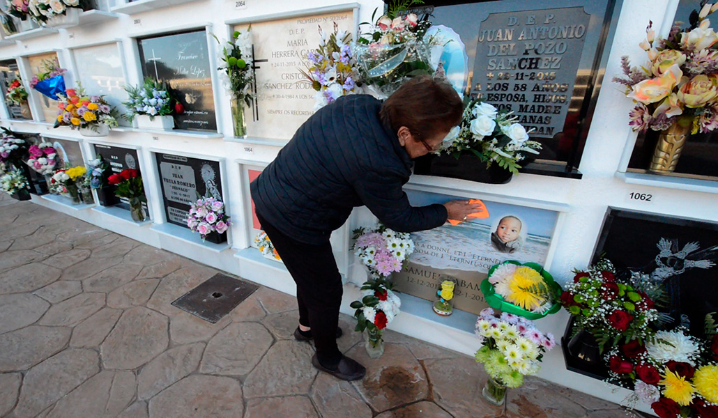 Rosario limpia la lápida de Samuel, como hace cada día en su visita al cementerio